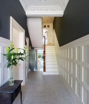 Коридор дизайн фото в частном доме с лестницей – идеи в интерьере, отделка стен и оформление лестницы, планировка маленькой прихожей с окном