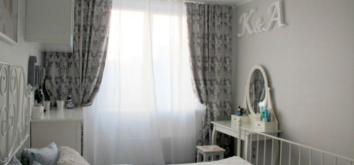 Короткие шторы в спальню фото – дизайн занавески, модные красивые портьеры в белую спальню в стиле «Прованс», двойные светлые шторы