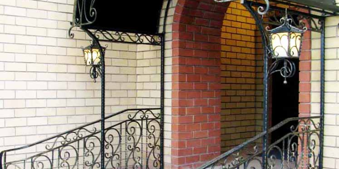 Кованые входные группы для частного дома фото – Кованые перила, кованые козырьки, кованые входные группы – примеры изготовления эксклюзивных металлических перил, козырьков, входных групп, художественная ковка от компании «Кованый стиль»