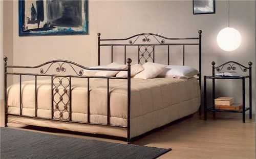Двуспальная кровать с кованым изголовьем