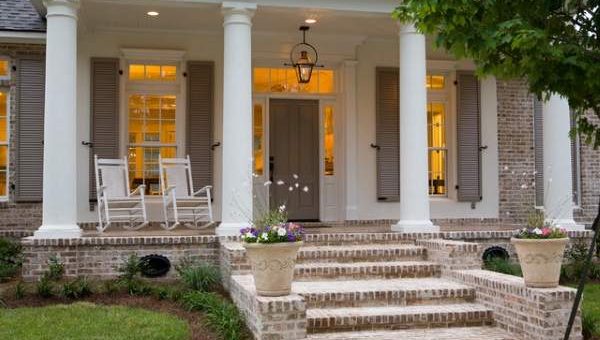 Красивое крыльцо из кирпича частного дома фото