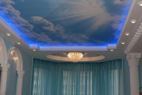 Натяжные потолки фото для зала в квартире одноуровневые со светильниками