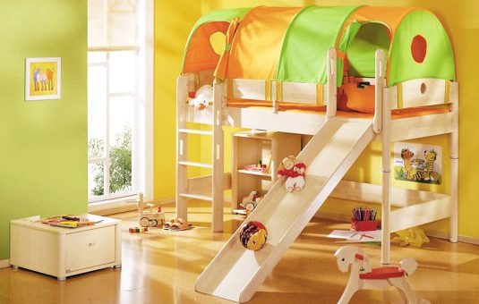 Кровать в детской комнате – мягкие белые и другого цвета модели кроваток с изголовьем и ограничителем для малышей
