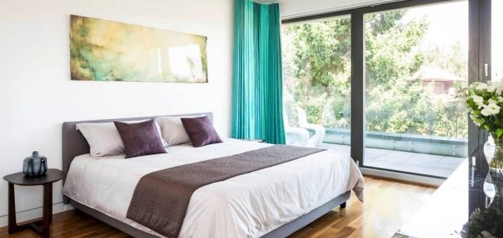 Кровать вдоль стены – стоит ли располагать у окна, как грамотно расположить по фэншую относительно двери, куда нельзя ставить