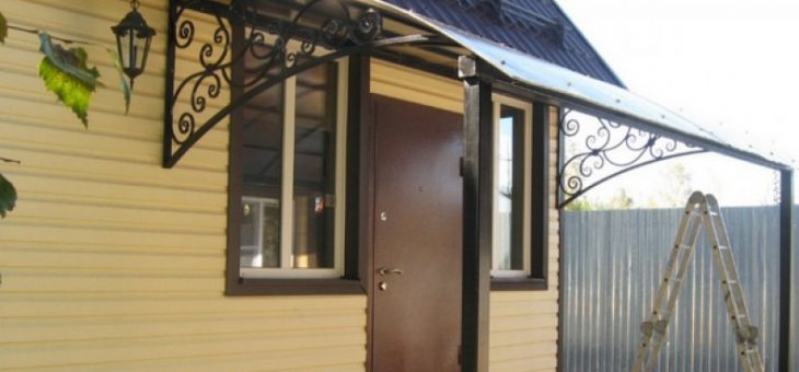 Крыльцо из поликарбоната и металла в частном доме фото – Как построить крыльцо из поликарбоната своими руками? Подробно о технологии обшивки крыльца поликарбонатом в частном доме или на даче с фото примерами