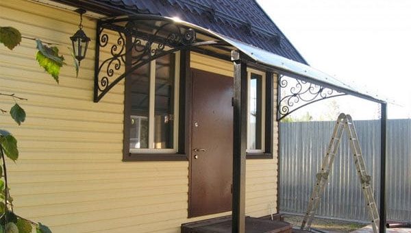 Крыльцо из поликарбоната и металла в частном доме фото – Строительство крыльца из поликарбоната закрытого, технология отделки крыльца поликарбонатом с пошаговой инструкцией и фото, выбор красивого дизайна