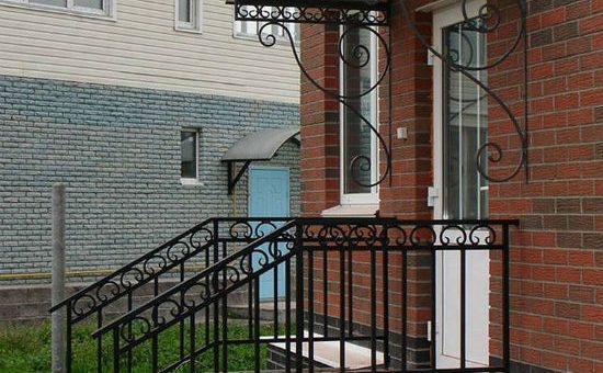 Крыльцо кованое – Виды кованых крылец для частных домов, фото красивых дизайнов кованых изделий для крыльца, а также советы по выбору художественной ковки для перил и козырька