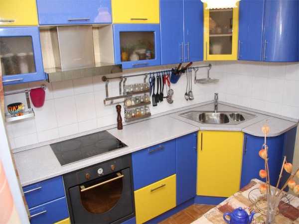 Желтая кухня синий фартук