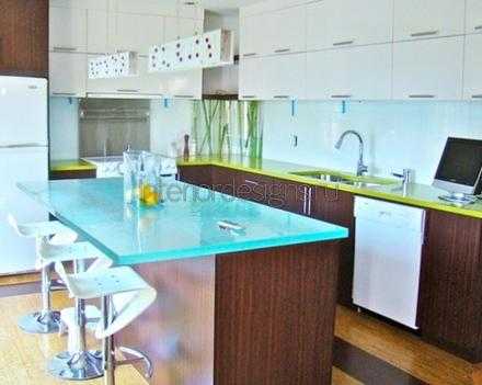 Кухонный гарнитур бирюзового цвета в интерьере