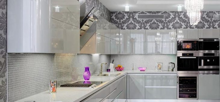 Кухни под дерево в стиле модерн – Дизайн угловой кухни под дерево в стиле модерн: шторы, люстра + Фото