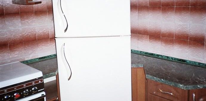 Кухни с холодильником в углу