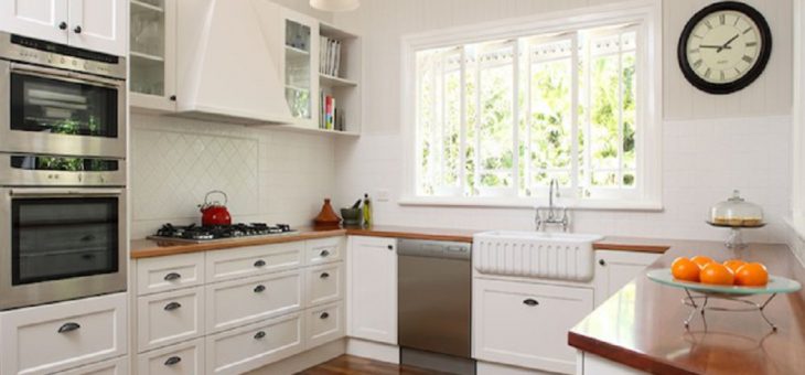 Кухни угловые с окном