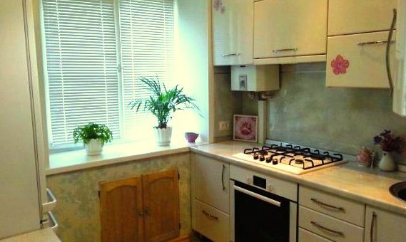 Кухни в хрущевке фото с колонкой