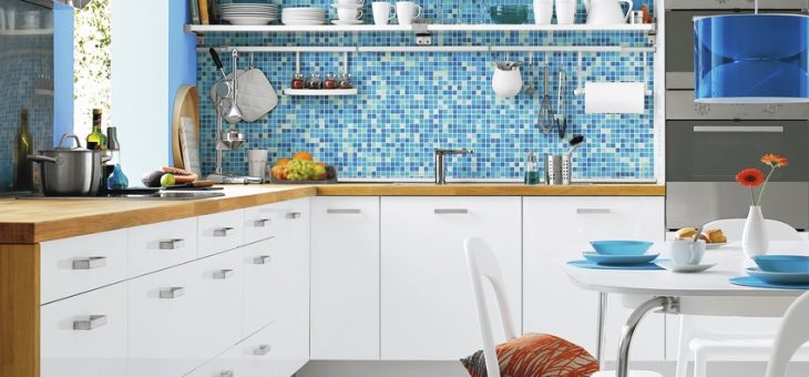 Кухня белая с бирюзовым – Белая кухня с бирюзой, бирюзовая кухня, ремонт кухни своими руками, кухонный фартук из керамической плитки, планировка кухонного гарнитура, белая мебель для кухни