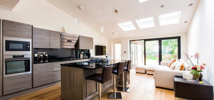 Кухня гостиная в загородном доме фото – Дизайн кухни гостиной в частном доме (16 фото), варианты интерьера кухни совмещенной с гостиной в загородном доме