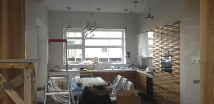 Кухня гостиная в загородном доме фото – Гостиная комната с кухонной зоной в загородном доме, внутренняя отделка загородного дома фото, Денис Каримов