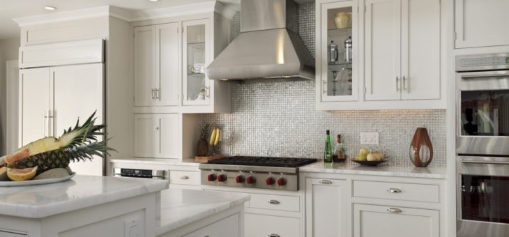 Кухня классическая белая – Классическая кухня в доме: белая мебель с патиной и другие сочетания цвета и фактуры