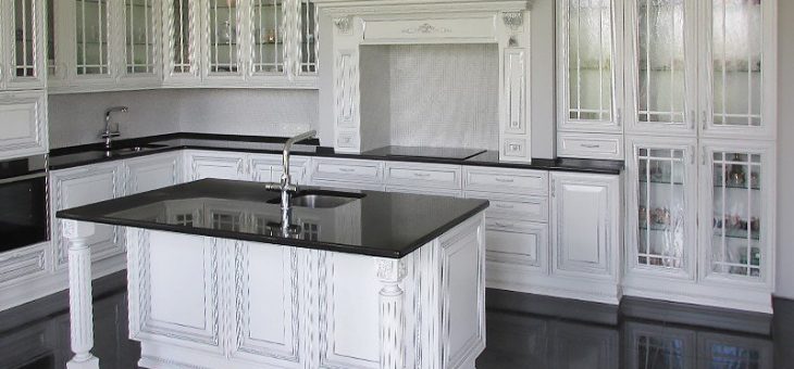 Кухня классика с островом – Классическая белая кухня с патиной с порталом и островом в загородный дом