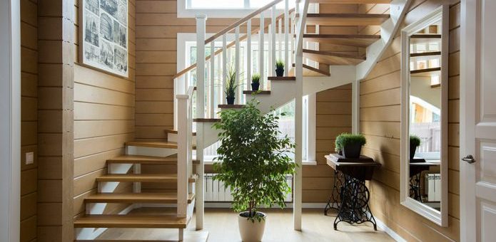 Кухня под лестницей на второй этаж – встроенный шкаф-купе, туалет, кухня, камин, мебель под лестничными пролетами в гостиной, прихожей – план, фото дизайна, окна на лестнице, интерьер с ящиками в ступеньках