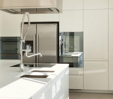 Кухня угловая белая глянцевая фото – Белая глянцевая кухня в интерьере: возможности непростой поверхности (22 фото)
