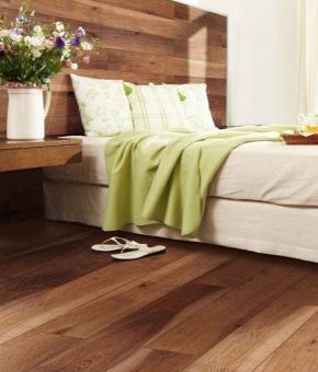 Ламинат в спальне на стене – сочетание цвета с полом и потолком в гостиной или прихожей квартиры, комбинируем с камнем и обоями