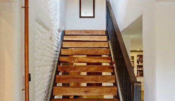 Лестница в загородном доме на второй этаж