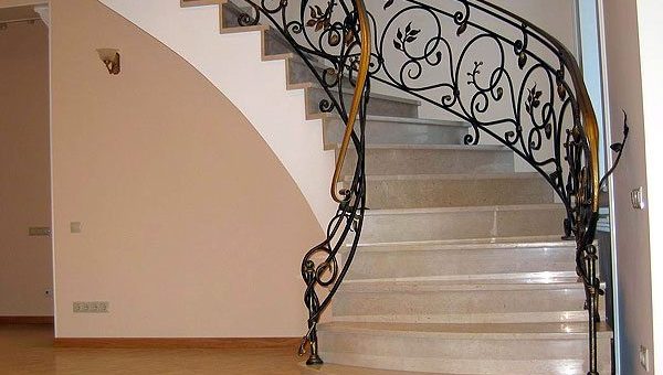 Лестницы на второй этаж кованые в частном доме – виды. Проектирование, выбор материала, подготовка инструмента, перенесение рисунка на поверхность. Изготовление конструкции и отделка перил