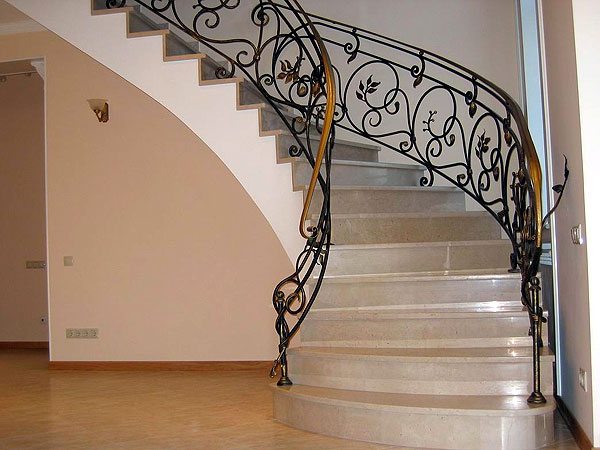 Дизайн лестниц из металла