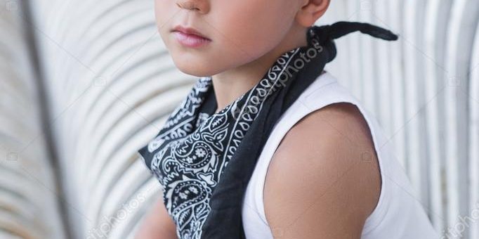 Маленький стильный мальчик – Стильный маленький мальчик, сидя с серьезным выражением. Это очень стильный– Стоковое изображение