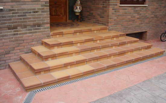 На крыльцо покрытие – террасная доска, керамогранит, тротуарная плитка, кафель, камень, фото отделки крыльца плиткой