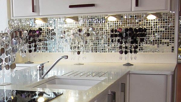 На кухне зеркальный фартук