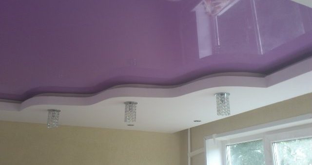 Натяжной цветной потолок фото