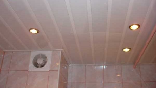 Натяжной потолок или реечный потолок в ванной – что лучше для ванной комнаты и сан.узла- реечный потолок или натяжной ? ведь мокрая зона. помогите, пожалуйста.