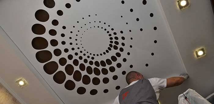 Натяжной потолок с перфорацией фото – Перфорированные натяжные потолки фото: с перфорацией дышащие, отзывы, 3d с подсветкой, видео