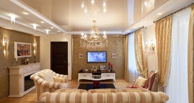 Натяжной потолок в гостиной