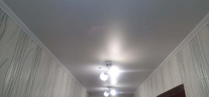 Натяжной потолок в прихожую матовый или глянцевый