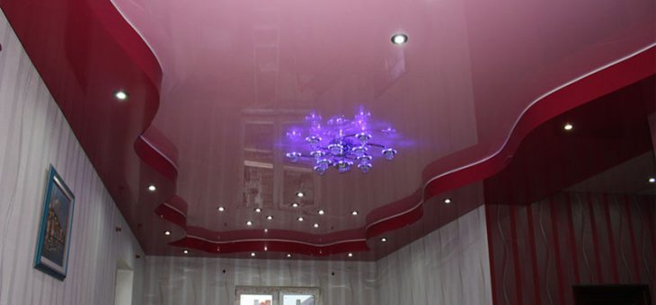 Натяжные одноуровневые потолки в спальне фото – Одноуровневые натяжные потолки — характеристики, фото для зала, спальни, кухни, детской с фотопечатью, монтаж, цена с установкой и где купить в Москве и СПб