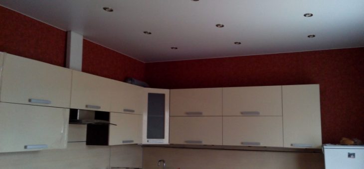 Натяжные потолки на кухне фото матовые