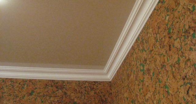 Натяжные потолки с плинтусом