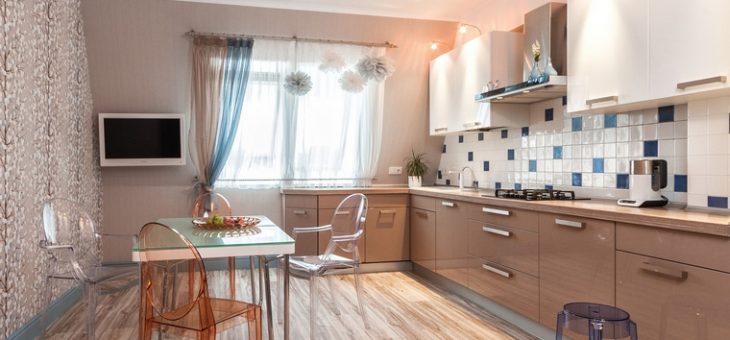 Обои для кухни с коричневым гарнитуром