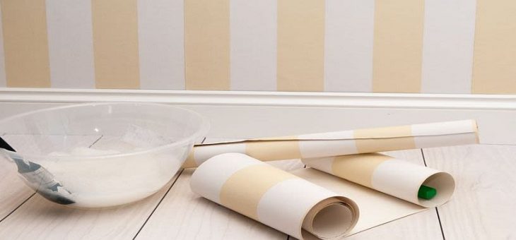 Обои на стену как наклеить – Как клеить обои правильно? Как поклеить флизелиновые, виниловые или бумажные обои в углах и на потолок расскажет Леруа Мерлен.