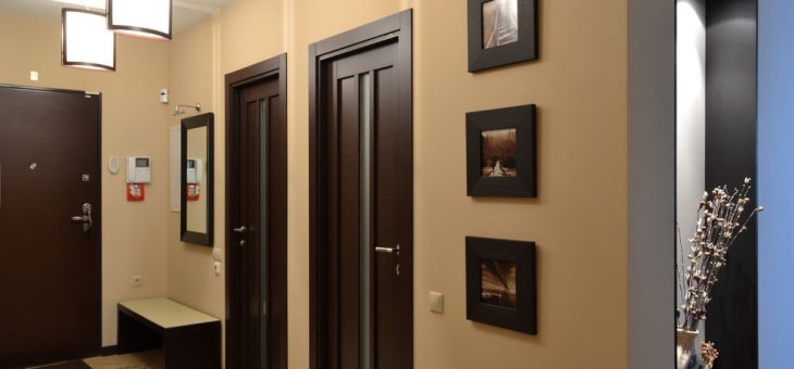 Обои под бежевые двери – варианты цветовых сочетаний, белые напольные плинтуса, светлые и темные полы с ламинатом, двери и фотообои, выбор дверей под цвет пола и мебели, с каким цветом обоев сочетается серый цвет, как правильно подобрать, фото