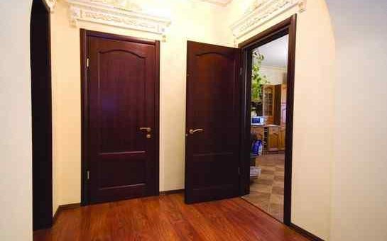 Обои в прихожую фото под темные двери – светлые самоклеящиеся, беленый дуб, какие подобрать, сочетание дверей и обоев, что сначала клеить, видео