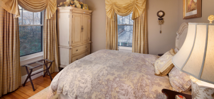 Окно в спальне фото – Окно в спальне — как его красиво оформить и простые способы декора на 142 фото!