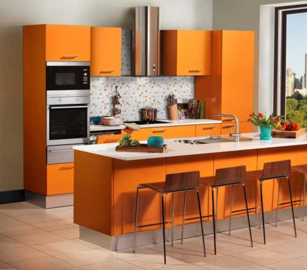 Оранжевая кухня и зеленый фартук