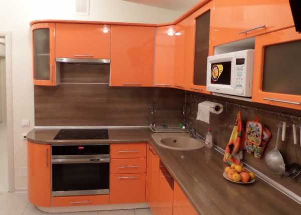 Черно оранжевая кухня в интерьере