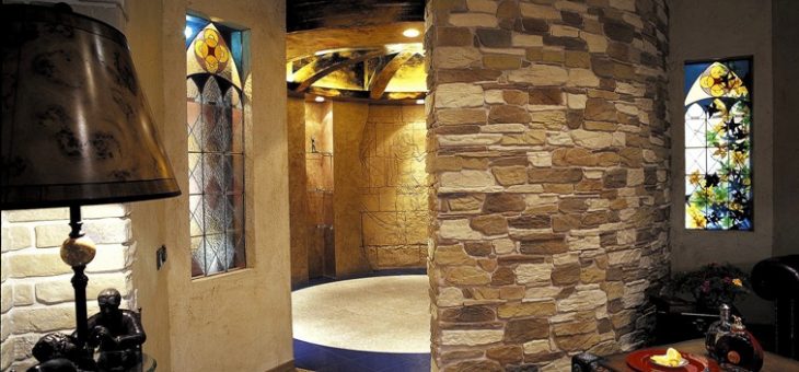 Отделка дома декоративным камнем фото – Искусственный камень в интерьере — варианты внутренней отделки комнат, фото