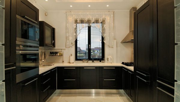 П образная кухня маленькая с окном – фото, с окном маленькая, планировки и формы, дизайн, кухонный гарнитур посередине, проект