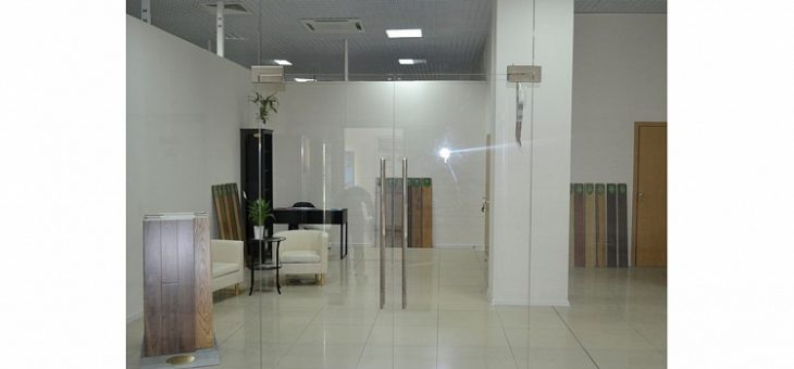 Перегородки из стекла фото – Стеклянные перегородки в квартире, цельностеклянные и раздвижные перегородки из стекла для офиса и квартиры