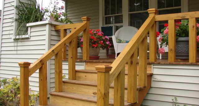Перила для крыльца деревянные фото – Кованые перила для крыльца, деревянные, пластиковые, из нержавейки, какие выбрать? Выбор высоты ограждения, советы как сделать поручни для крыльца с фото примерами